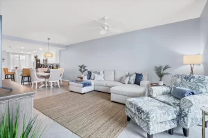 Sala moderna en casa vacacional en Orlando con sofá amplio y televisión, ideal para alojar grupos grandes de hasta 14 personas sin gastar de más