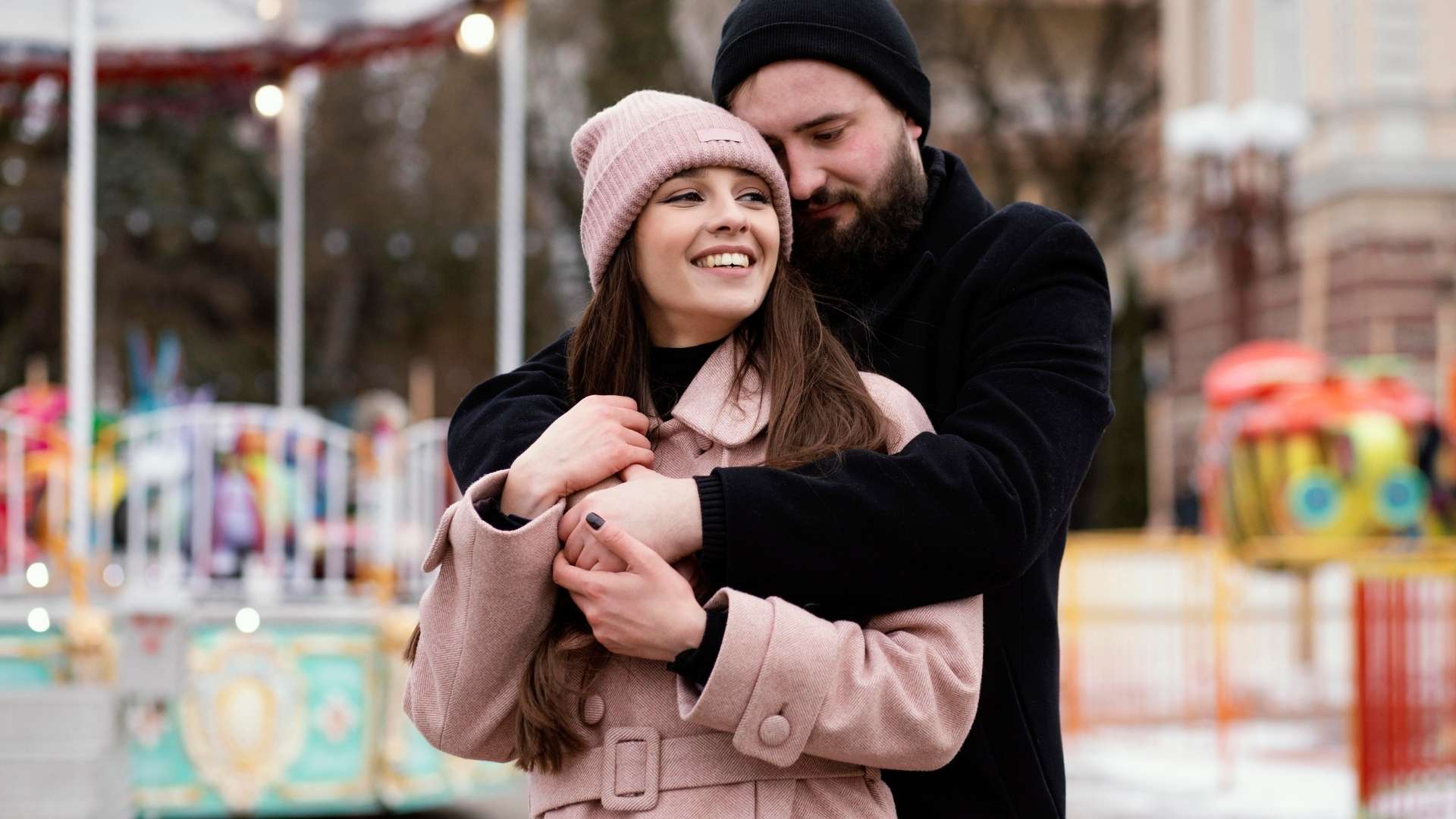 Termómetro, maleta y parques vacíos