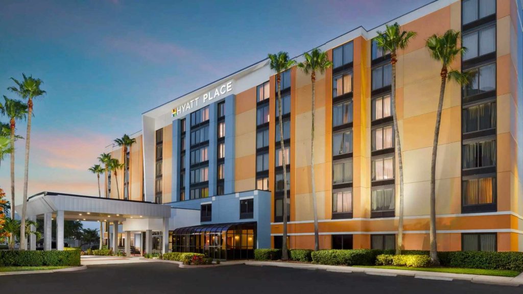 Fachada exterior del hotel Hyatt Place al atardecer.