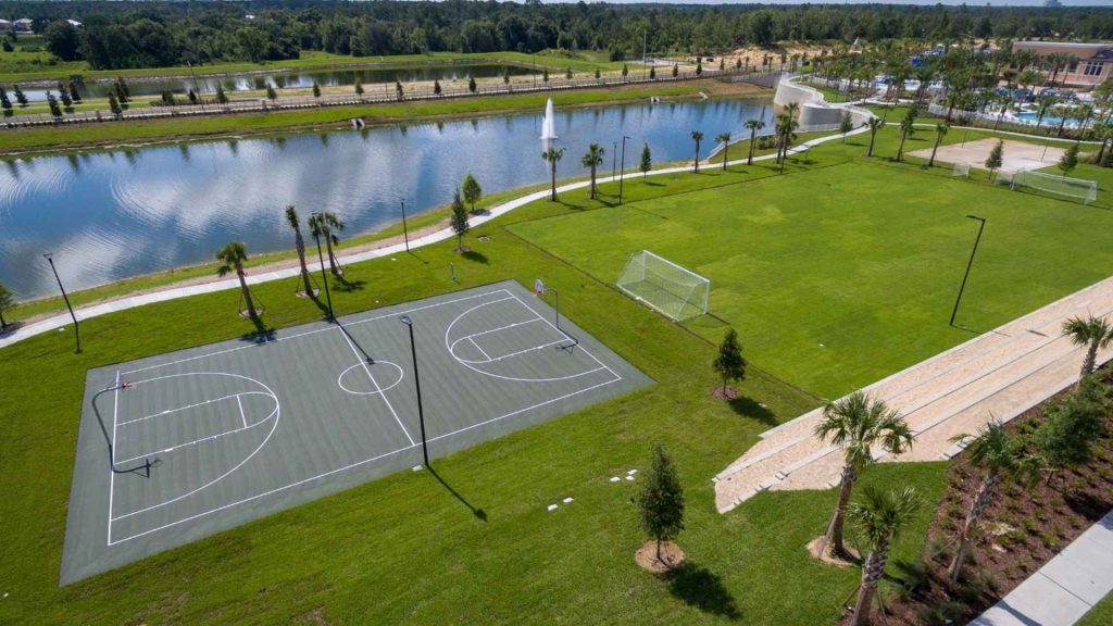 Canchas deportivas y lago con fuente en un resort de Orlando