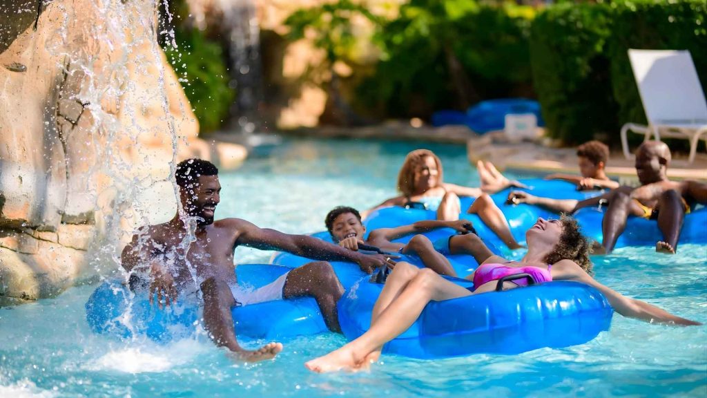 Diversión familiar en parques acuáticos de Orlando: río lento y flotadores de agua.