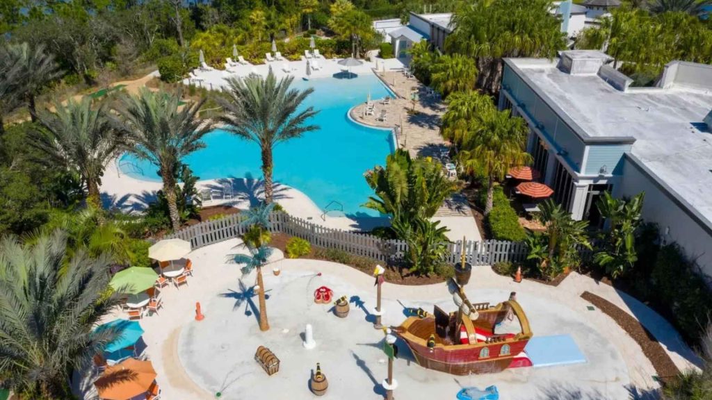 Área de piscina y casa club en un complejo de condominios vacacionales en Orlando, Florida.