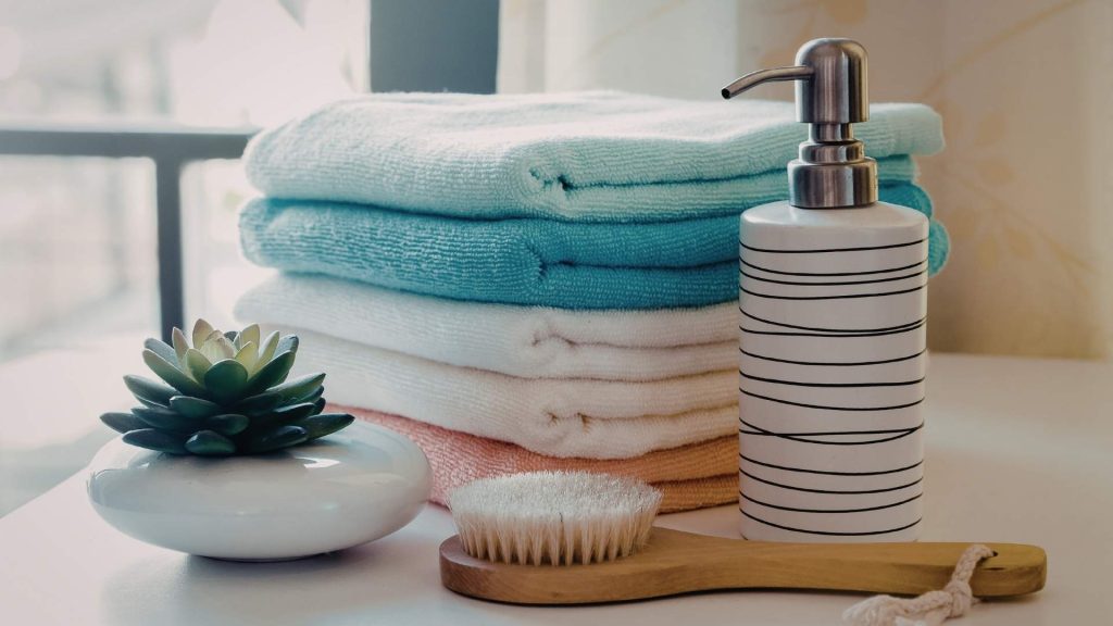Baño con accesorios