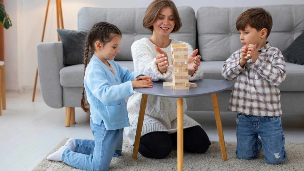 Familia jugando agradablemente