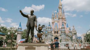 Estatua de Walt Disney y Mickey Mouse frente al Castillo de Cenicienta en Magic Kingdom, Walt Disney World Orlando.