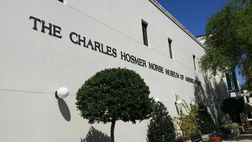 Fachada del Museo Charles Hosmer Morse de Arte Americano en Winter Park, Orlando, famoso por sus obras de Tiffany.