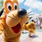 mascota-parque-tematico-saludando-visitantes-disney-world