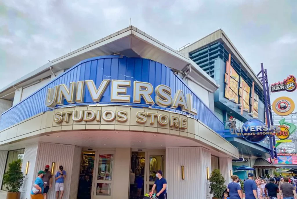 Fachada de la tienda Universal Studios Store en Orlando, una parada popular en los planes de viaje con adolescentes.