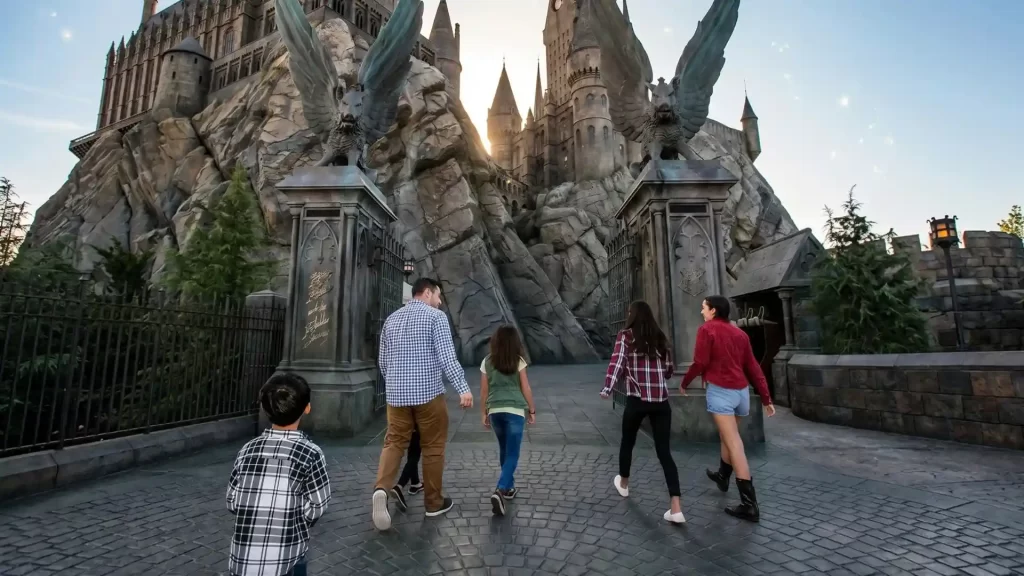 Familia ingresando al castillo de Harry Potter en Universal Studios Orlando.