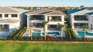 Villas de lujo con piscinas privadas y terrazas en comunidad resort de Orlando, ideales para grupos grandes