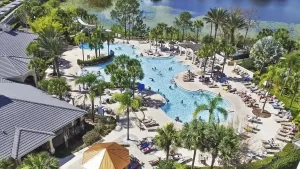 Vista aérea de la piscina laguna con tobogán y área de descanso de Windsor Hills Resort en Kissimmee