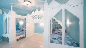 Habitación temática con camas tipo castillo y paredes azules en casa vacacional en Orlando.