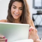topstay-mujer-revisando-tablet-reserva-casa-vacacional