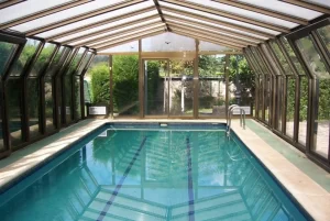 Piscina cubierta con techo de vidrio en casa vacacional para rentar en Orlando.
